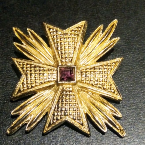 Carolee 2×2" VTG Gold tone cross - Picture 6 of 10